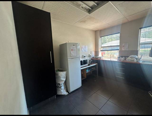 1,700M² WAREHOUSE TO LET IN SPARTAN